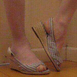 Pinstriped Lifestrides FLEX espadrilles, size 8.5